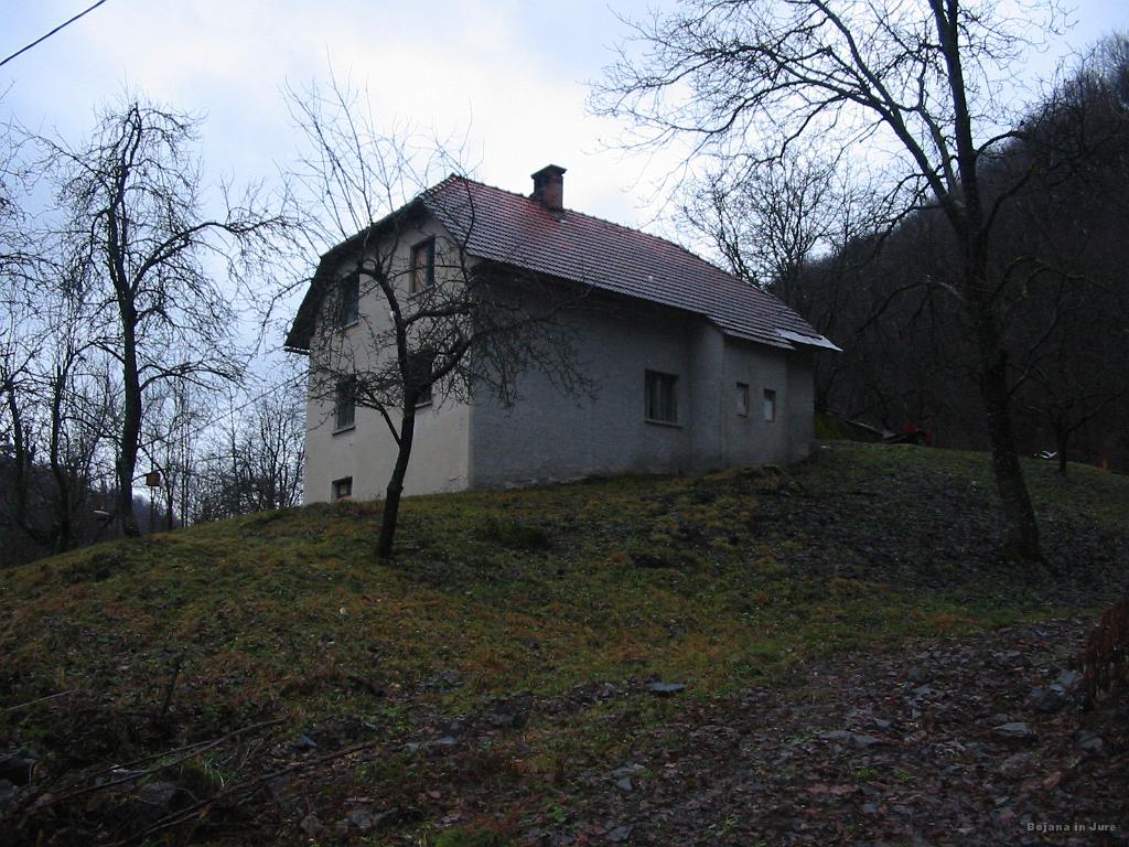Slika_37.jpg - Vse zaklenjeno, peči mrzli (dimnik spi), zadnji pomahaj hiši in greva! Nahrbtnika nekoliko lažja...
