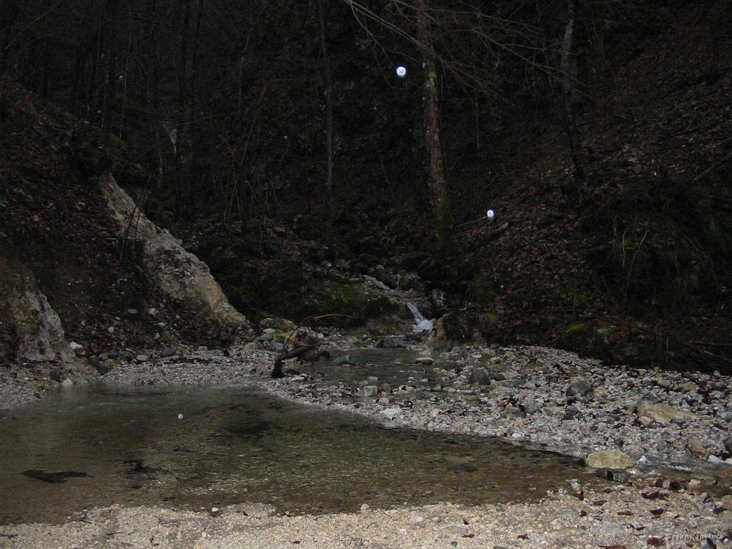 Slika_38.jpg - Curi iz vseh lukenj...