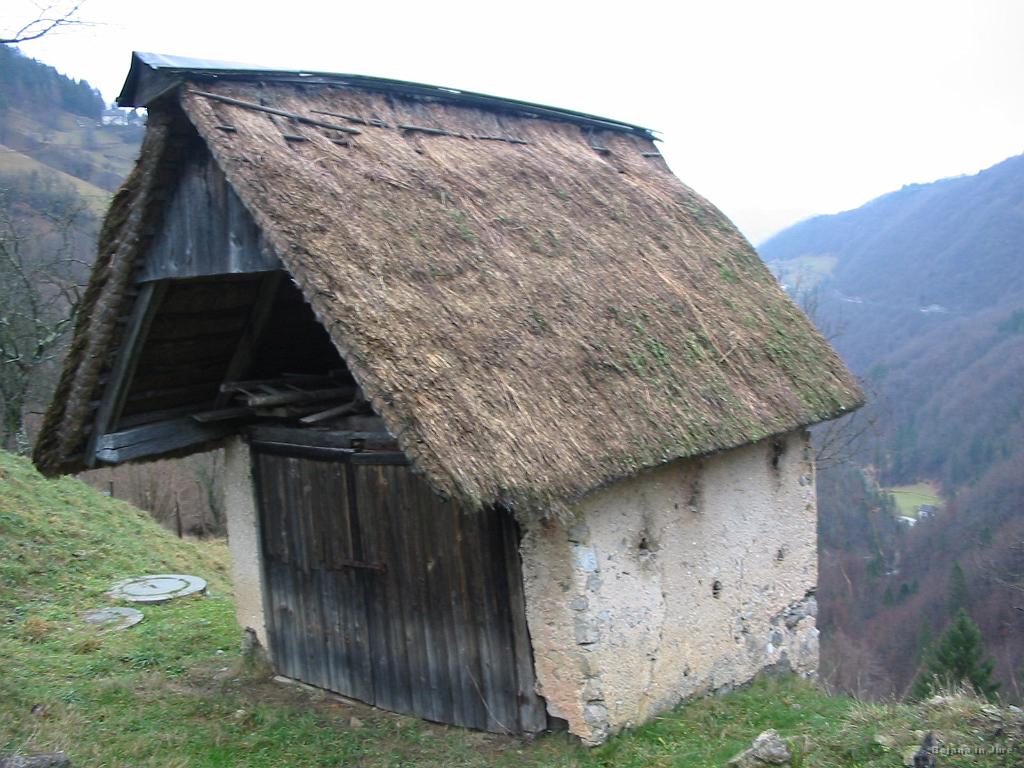 Slika_40.jpg - S slamo krita garaža pri domačiji Pustina. Od tu je mogoče tudi v Jagršče. Desno vidna jasa domačije Sovodenj do kamor morava priti, nato pa naprej proti Straži.