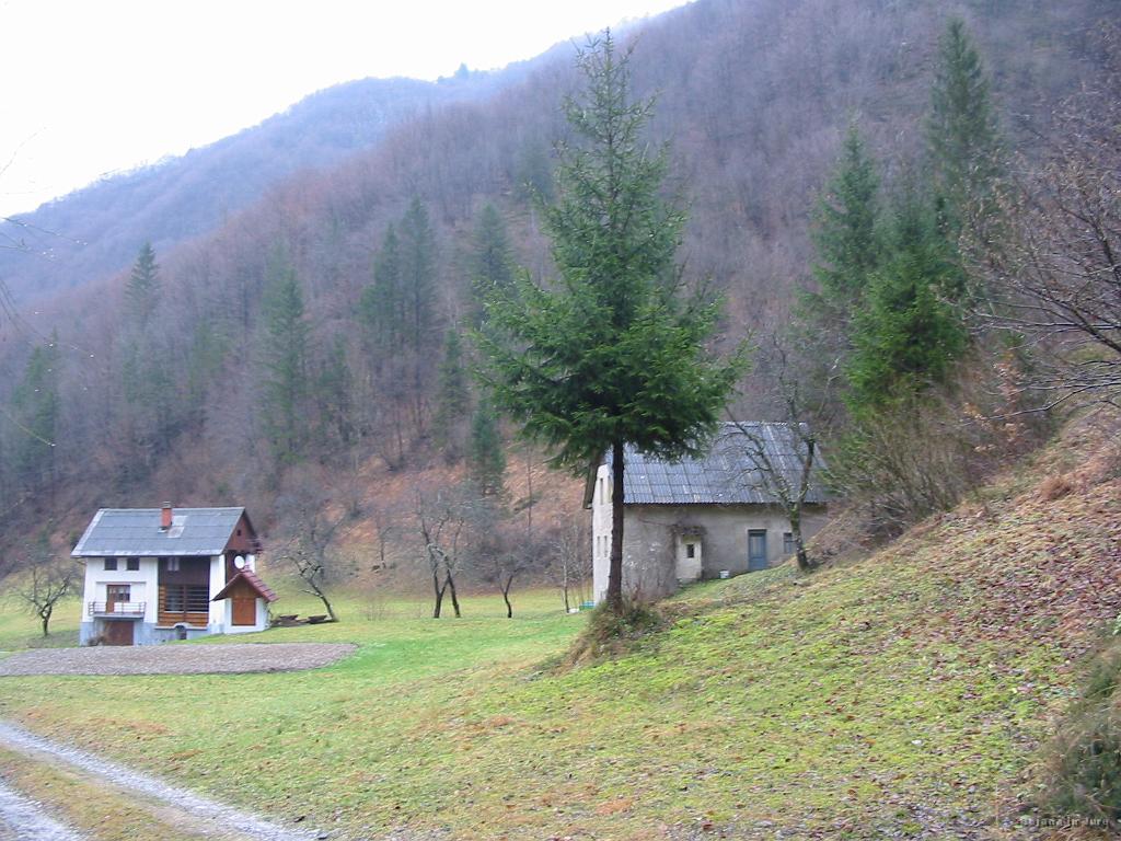 Slika_41.jpg - Pa sva v Sovodnu... Desno pri smreki je štart najine začetne poti proti Logu.