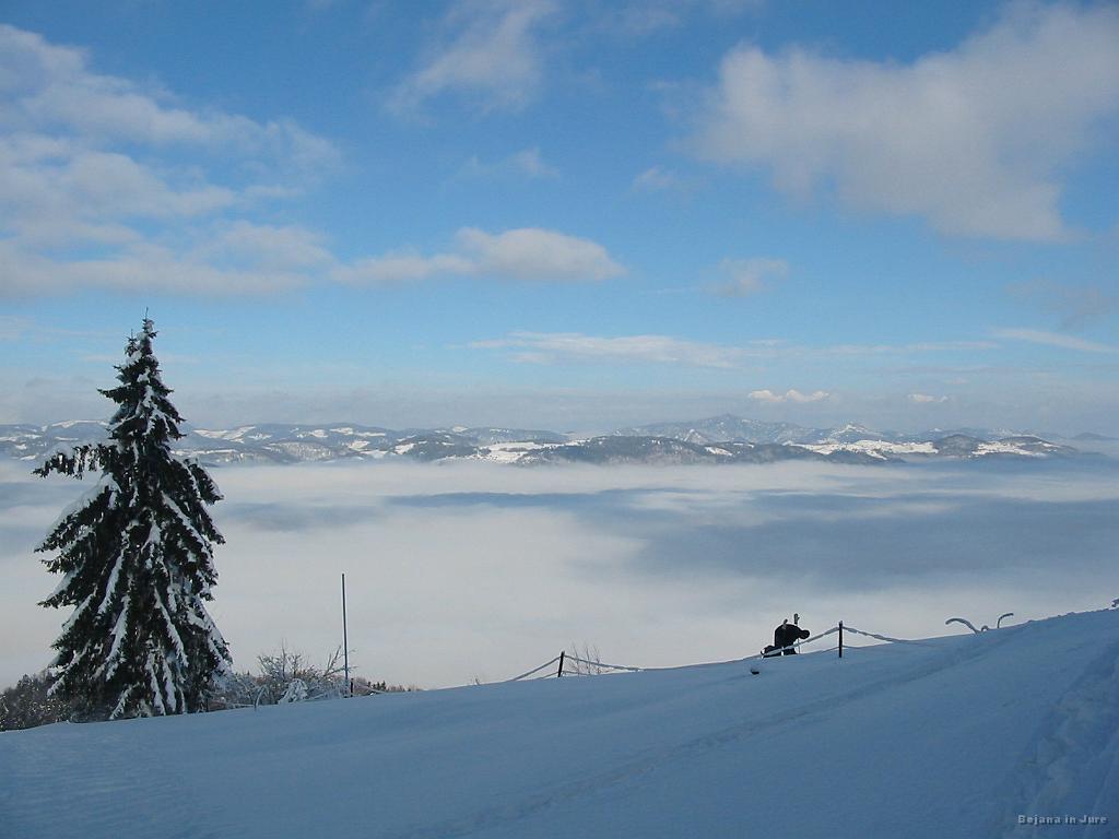 Slika_05.jpg - Drugi turni smučar ravno pri pripravah na spust.