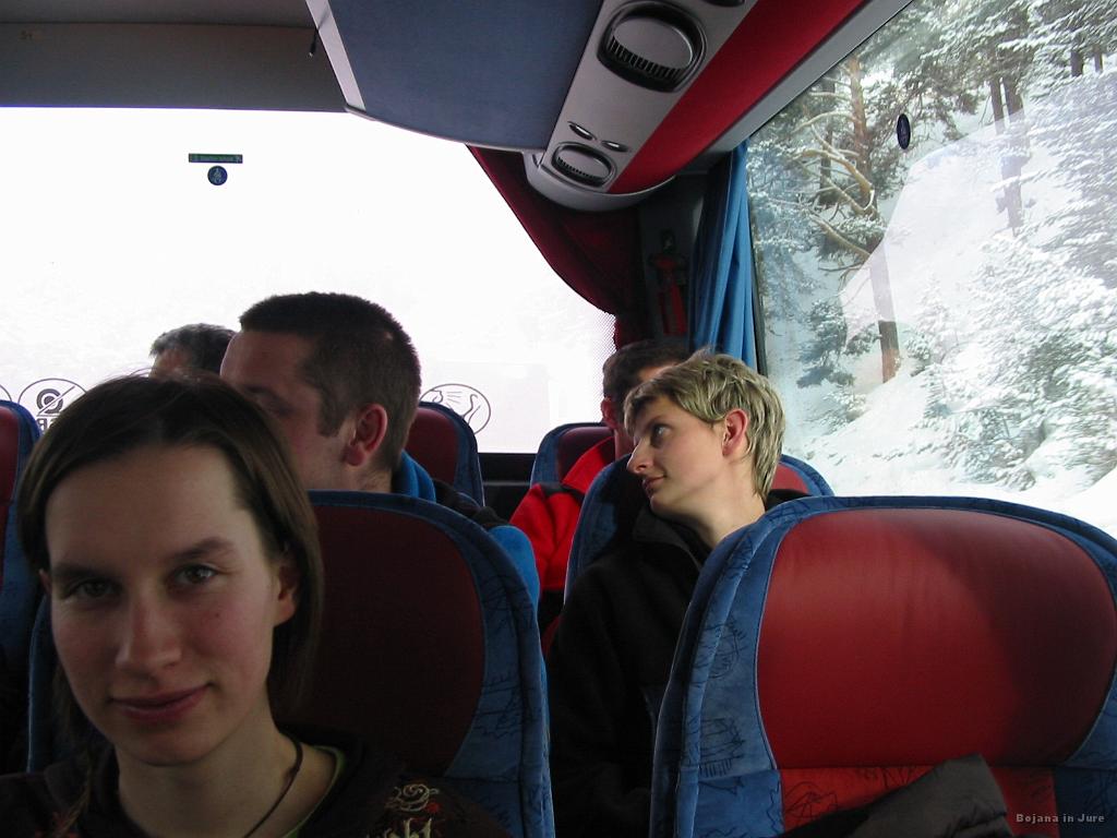 Slika_04.jpg - Z leve proti desni: Bojana, Pipi (Andrej Laharnar), Pavšič, Primož, Maruša. Dobra volja nas ni zapustila vseh N ur na busu na N ovinkih.