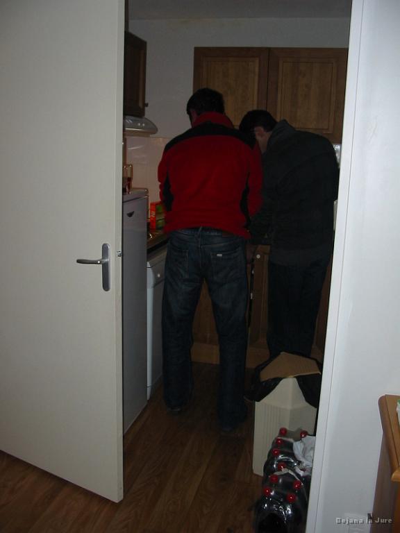 Slika_09.jpg - Ura okrog 22h v apartmaju št. 303. Apartmajčani smo: Simona, Bojana, Smeško (Boštjan Obid), Markec (Marko Golob), Primož Rutar, mpa jest dottore (Jure). Ja, kolegi ne morejo tega pozabit.