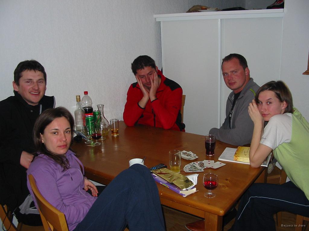 Slika_46.jpg - Nasmeh, utrujenost, resnost...ja, smučanje in pijača naredi svoje.
