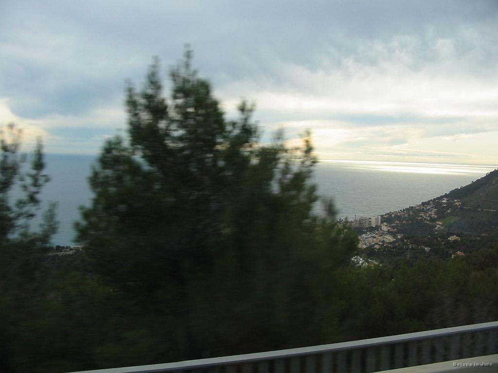 Slika_72.jpg - Utrinek s poti. Aja, odločili smo se, da gremo malce na morje. Za tem grmovjem je...nimam sreče...Monte Carlo, Monaco.