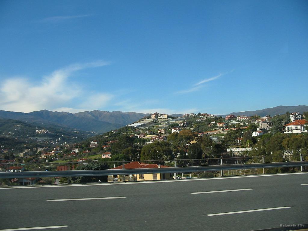 Slika_80.jpg - Pogled na drugo stran pa zasneženi hribi.