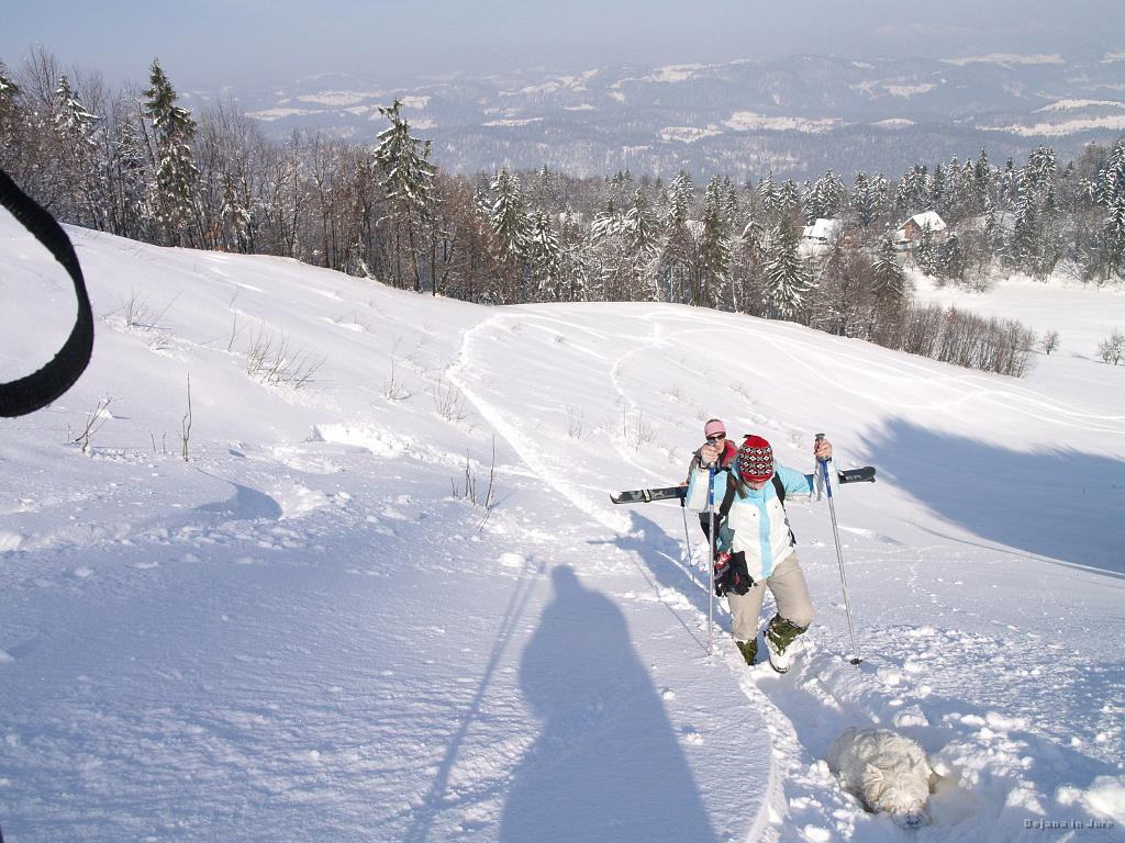 Slika_08.jpg - Slika by Miha Vrhovec. Jerca in Miha sta imela s seboj tudi psa, vendar več kot do tu ni zmogel, zato se je Jerca obrnila.