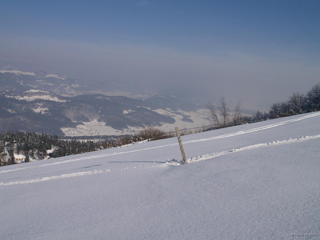 Slika_22.jpg - Slika by Miha Vrhovec. Mestoma povsem nedotaknjen celec. Spust je bil po delu, kjer smo šli gor, zadnji del pa po klancu, kjer se je navzgor vzpenjala druščina.