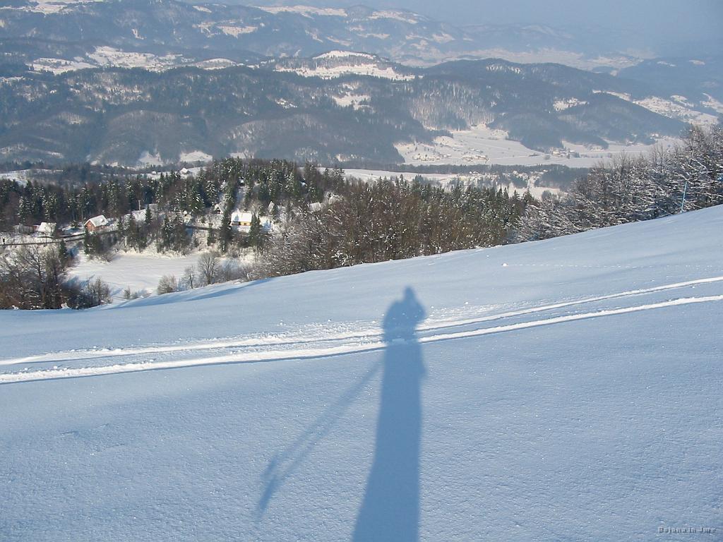 Slika_52.jpg - Odločil sem se, da grem povsem desno (od spodaj skrajno levo), kjer ni šel še nihče. Bojana se je raje držala svoje prejšnje smeri.