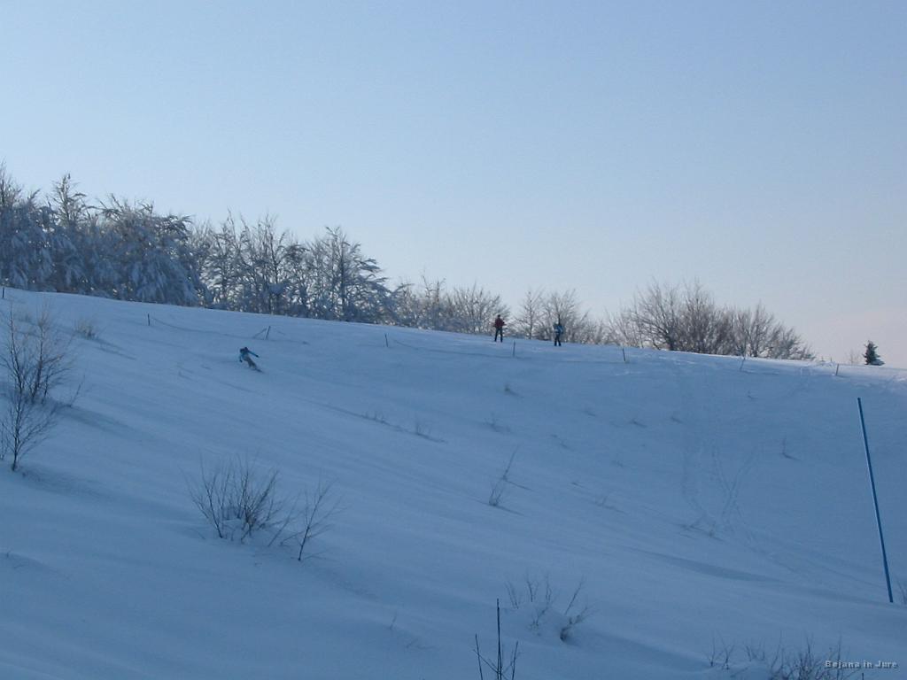 Slika_54.jpg - Dva pešaka s smučkami sta občudovala Bojano, ki je zopet šla izredno dobro.