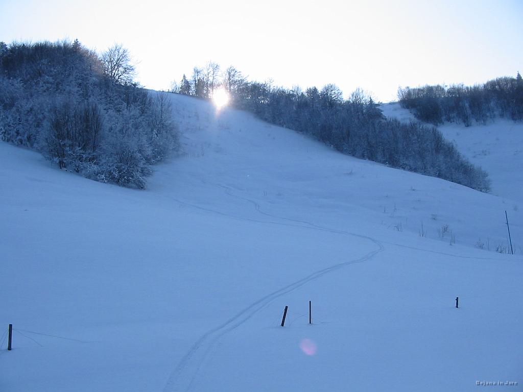 Slika_55.jpg - Ura je prinesla v spust senco, vendar se vseeno vidi, da sem strmino načel prvi.