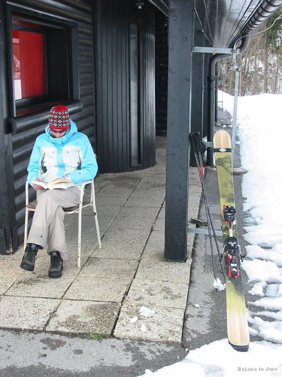 Slika_12.jpg - Poleg snežne skulpture je tudi brala. Itak...