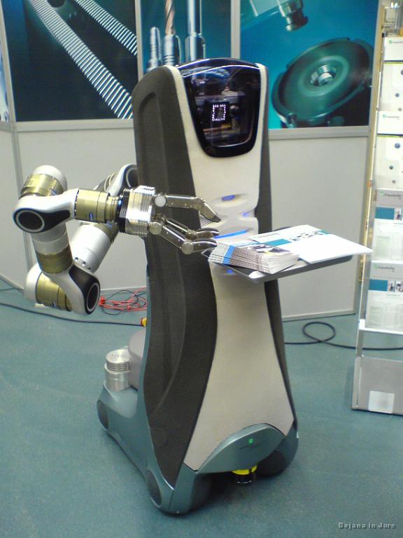 Slika_18.jpg - Strežni robot imenovan Care-O-bot. Robotska roka je povsem Schunkova. Krasi ga še Time-Of-Flight kamera in stereo vid. Pa tudi laserski Range-finder (spodaj rumen kos) ni za pozabiti.