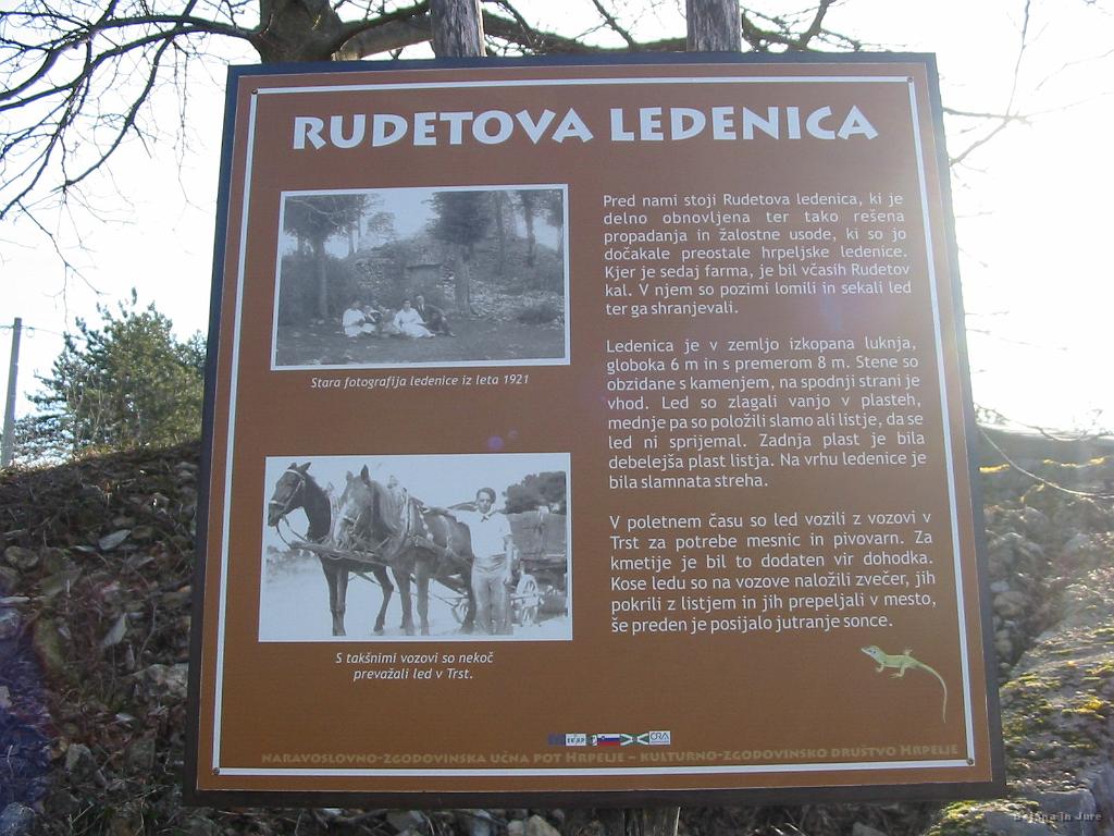 Slike_04.jpg - Ob tem parkirišču je tabla ter tudi vhod v to ledenico.