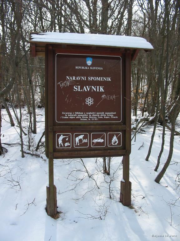 Slike_18.jpg - Tabla označuje naravni park Slavnik. Očitno nekateri ne morejo preko svojih egoističnih izpadov in se je treba podpisati.