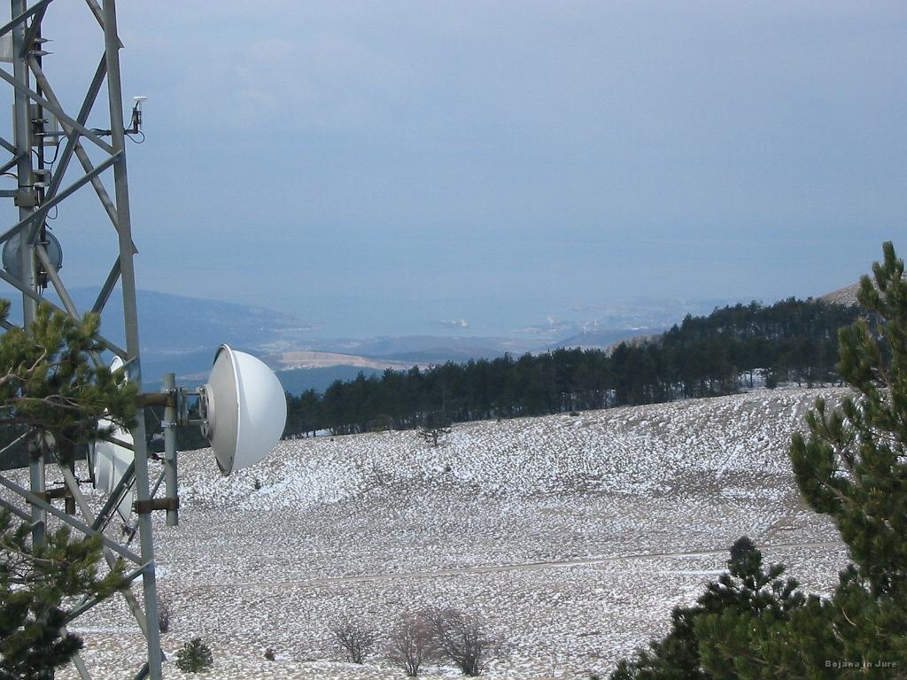 Slike_20.jpg - Vrh Slavnika na 1028 m ob 11:20 in pogled proti Kopru. Celoten vzpon je bilo vreme skoraj jasno, na vrhu pa prava burja. Uf...mraz! Greva v kočo!