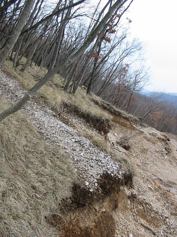 Slike_25.jpg - Kolesarji pozor... sledi 4 do 5 metrski prepad.