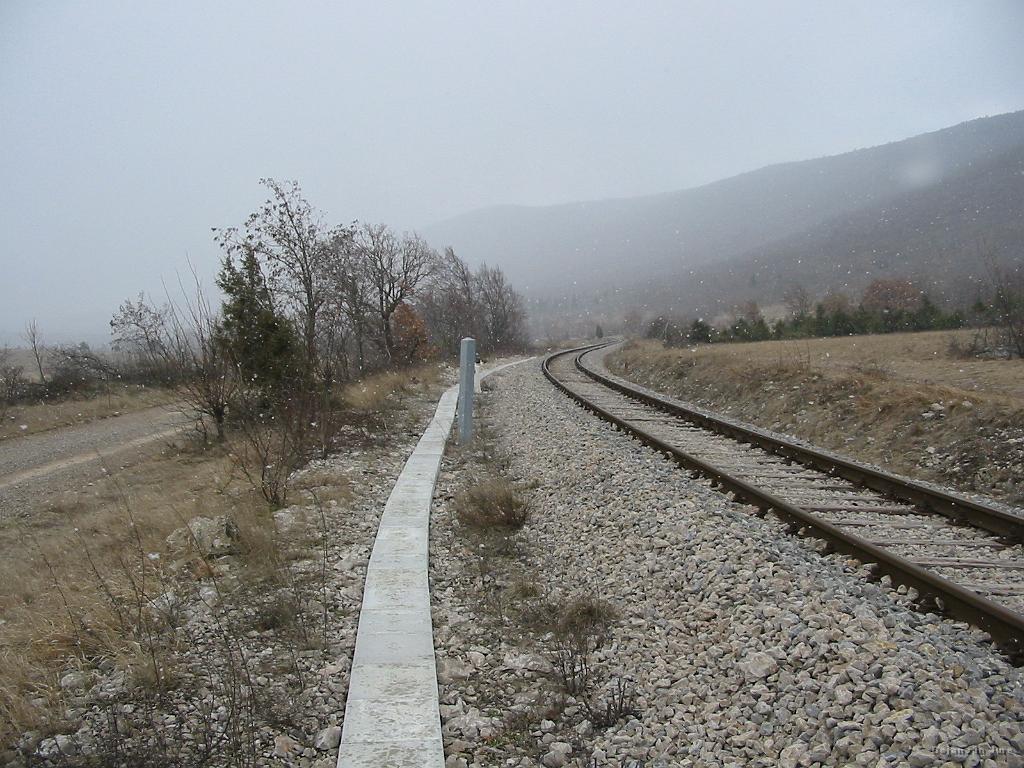 Slike_33.jpg - Levo makadamska cesta, sredina komunikacijski kanal in desno železniški tiri.