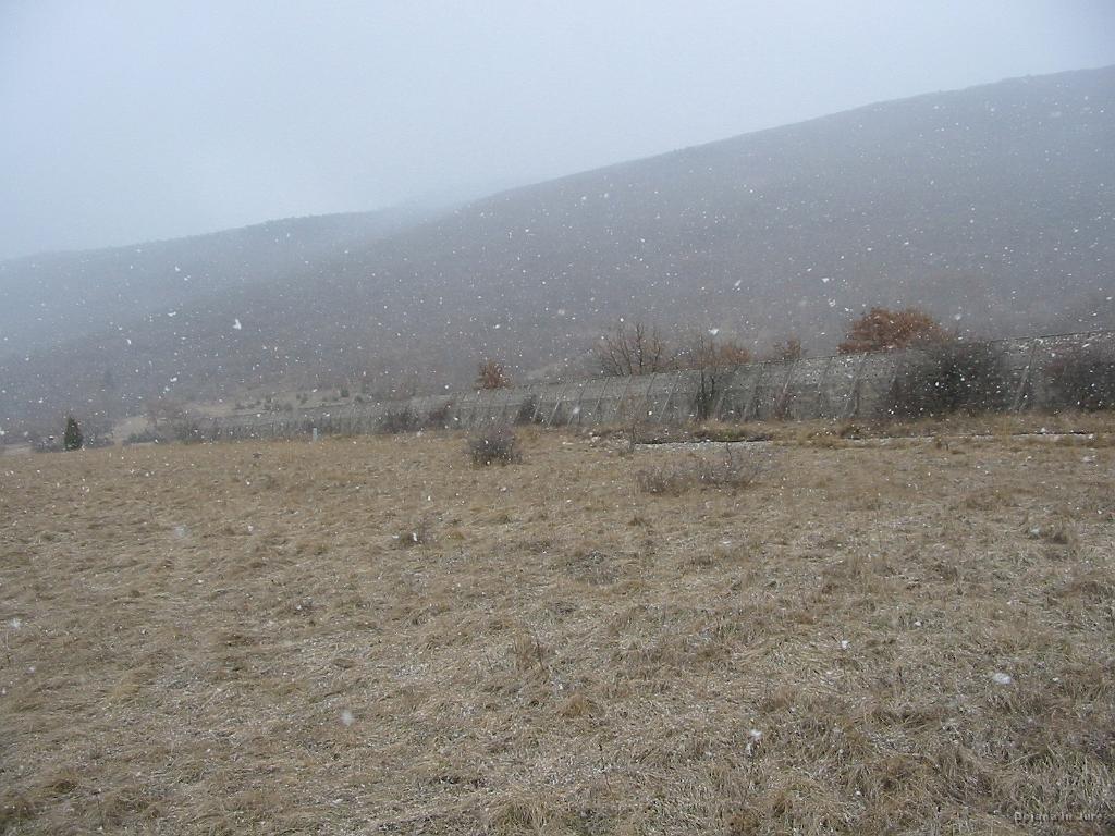 Slike_34.jpg - Ograja, ki naj bi po pričevanju domačinov ščitila železniško progo pred snežnimi zameti. Morda bi jo lahko prestavili na novo hitro cesto Rebernice?