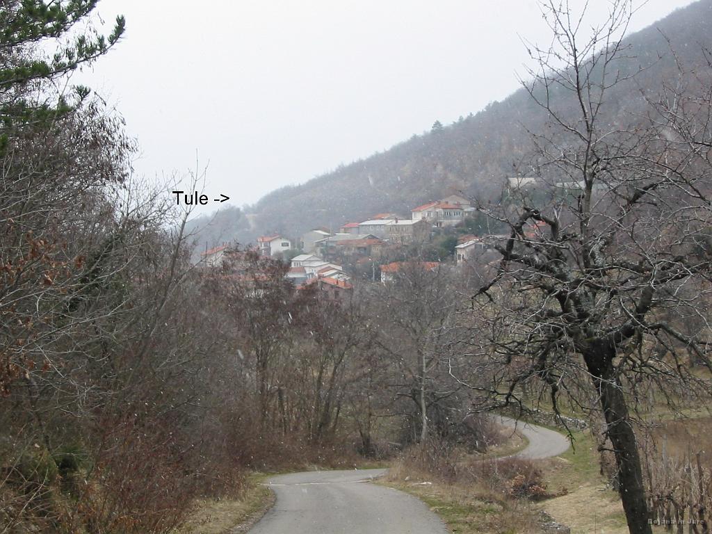 Slike_37.jpg - Vas Prešnica. Če dobro pogledamo, vidimo cesto čez železniško progo. Tu čez morava.