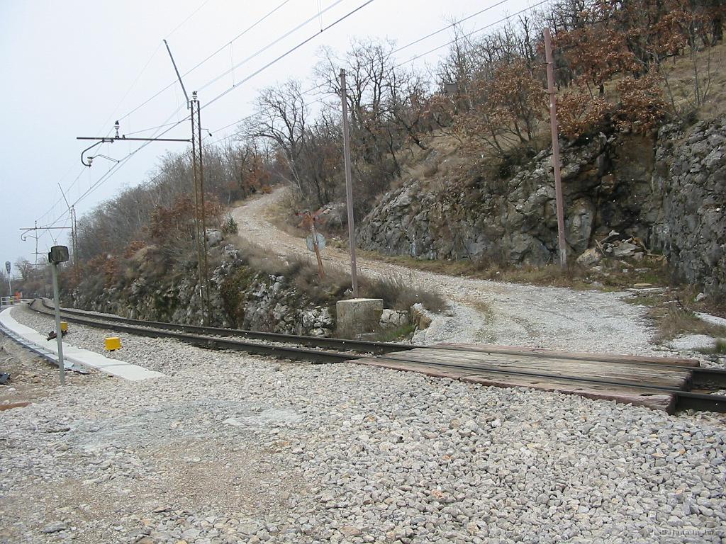 Slike_40.jpg - Že N-krat omenjen prehod čez železnico.