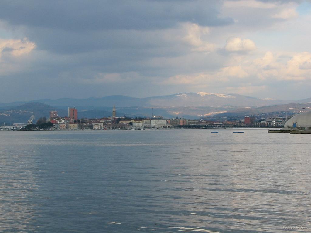 Slike_47.jpg - Koper, v ozadju današji vrh Slavnik. Slikano iz Žusterne.