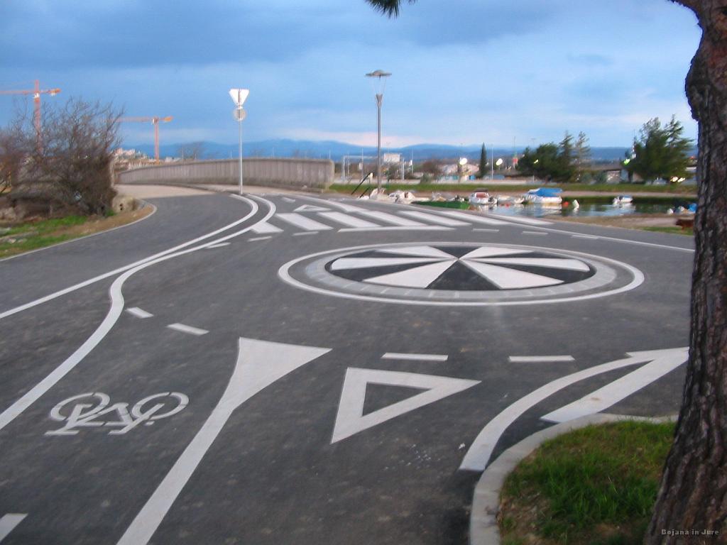 Slike_56.jpg - Slika sicer ni povsem čista, vendar prvič v življenju videno krožno križišče za kolesarje. Koper, kapa dol!