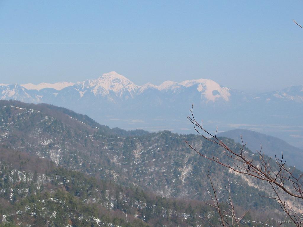 Slike_14.jpg - Storžič, takoj desno od njega pa že osvojen Bašeljski vrh (1744 m).