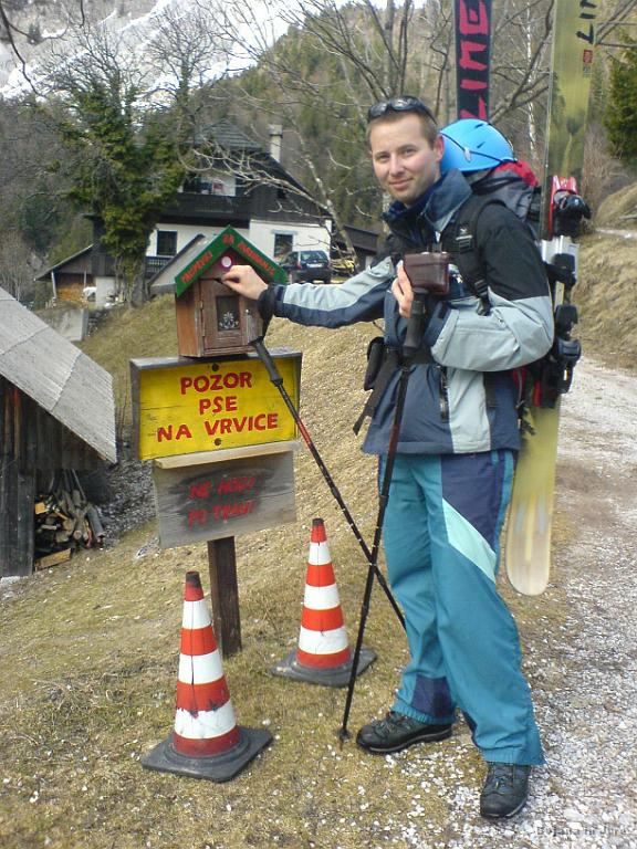Slike_32.jpg - Nisem bil na vrvici, sem pa zato dal nekaj drobiža za vzdrževanje parkir placa. Evro nabiralnik je kar polno zadonel ob spustu.