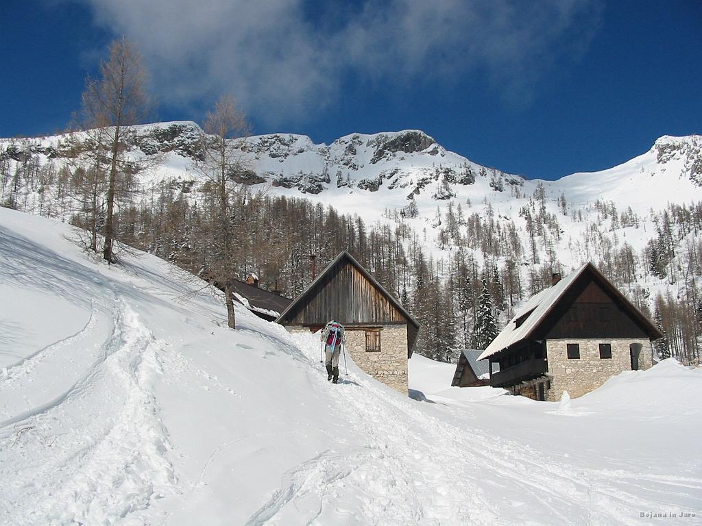 Slike_26.jpg - V ozadju Blejska koča na Lipanci (1633 m).