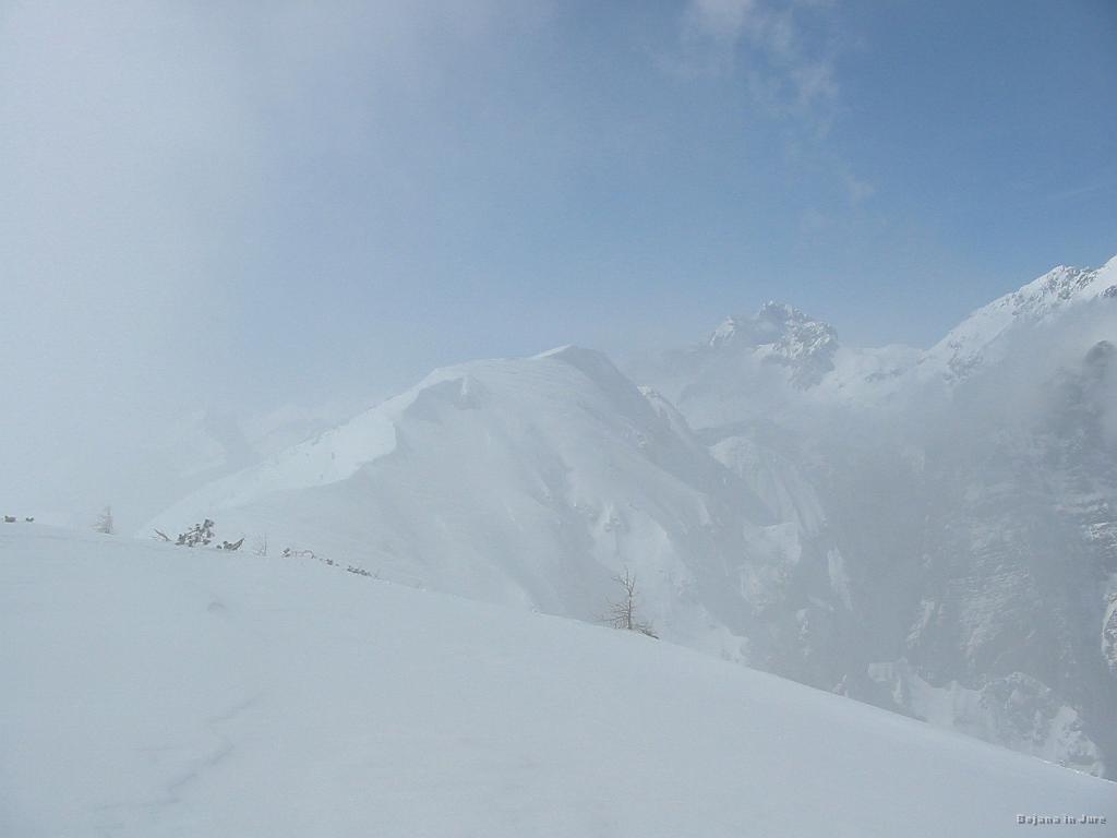 Slike_38.jpg - ... greva naprej! Na sredini desne polovice slike je viden Triglav (2864 m).