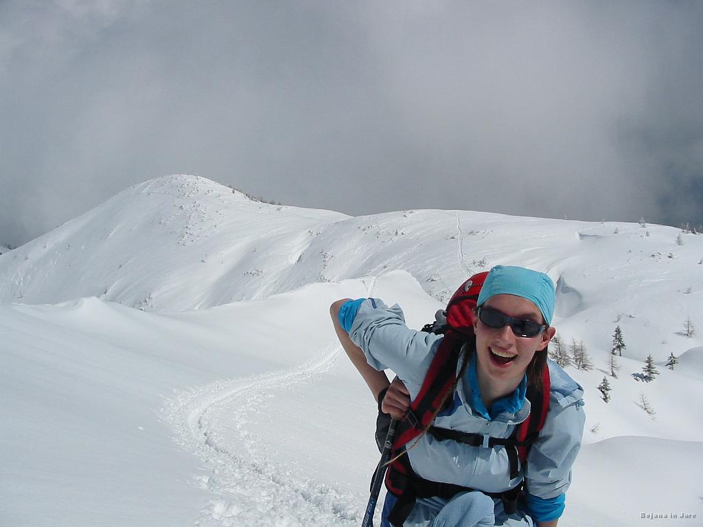 Slike_44.jpg - No, kaj sem pravil. Jest fuč, Bojana pa nasmejana. V ozadju je viden vrh Okrogleža, sled pa vodi na vrh Brd.