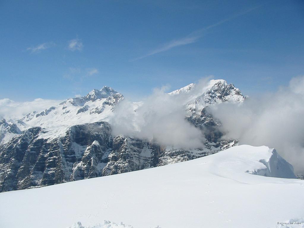 Slike_45.jpg - Levo v sredini Triglav! Aja, vrh Brd (2010 m). Užitek od vremena, skoraj brez sapice,...