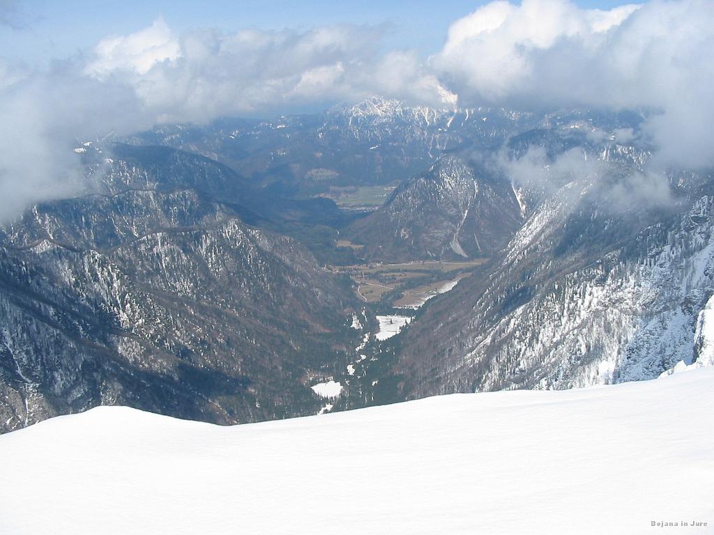 Slike_46.jpg - Dolina Krme, v ozadju pa predvidevam, da je Mojstrana, še prej pa dolina Radovne.