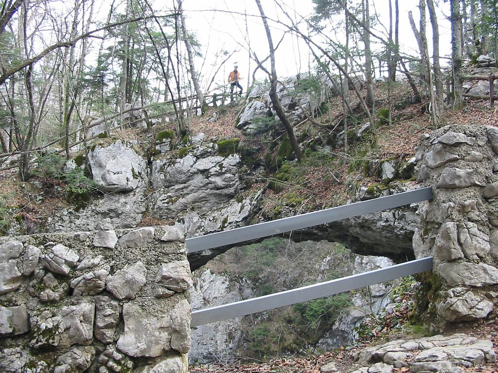 Slike_09.jpg - Lahko greste čezenj, da se pa tudi priti prav na dno k vodi.
