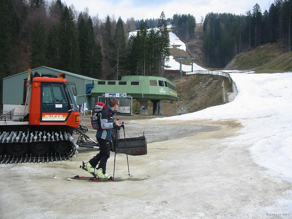 Slika_02.jpg - Sonce je že dodobra otisnilo sneg, ki se je v potočkih stekal s smučišča. Pa vendar ga je bilo dovolj za dva norca na smučkah.