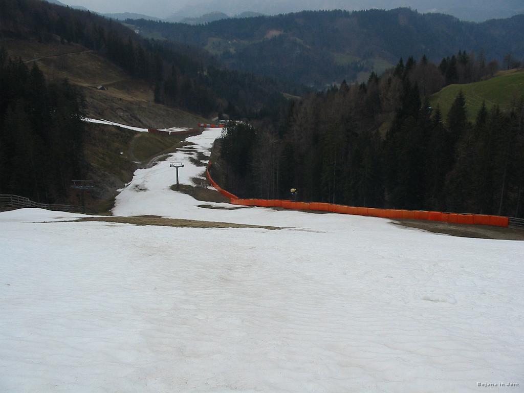 Slika_05.jpg - Pogled nazaj. Drugod vse zeleni, tu pa sneg še vztraja.