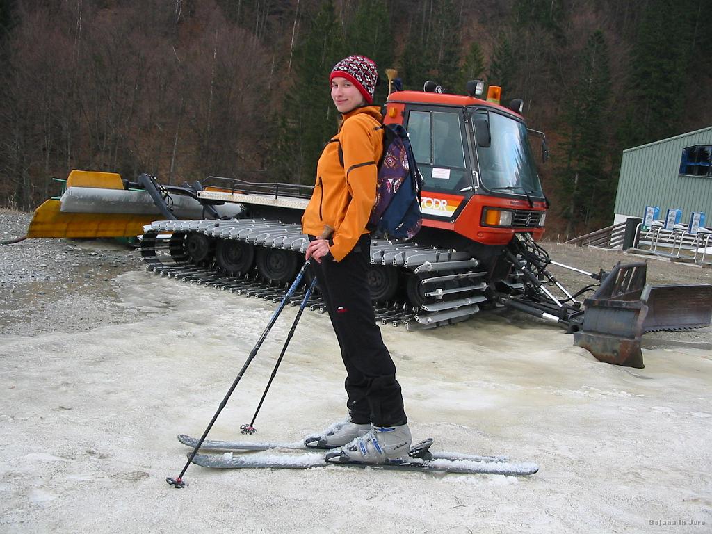 Slika_22.jpg - Ratrak in jaz. Ratrak v ozadju. Da ne bo pomote, ker sva oba oranžna.