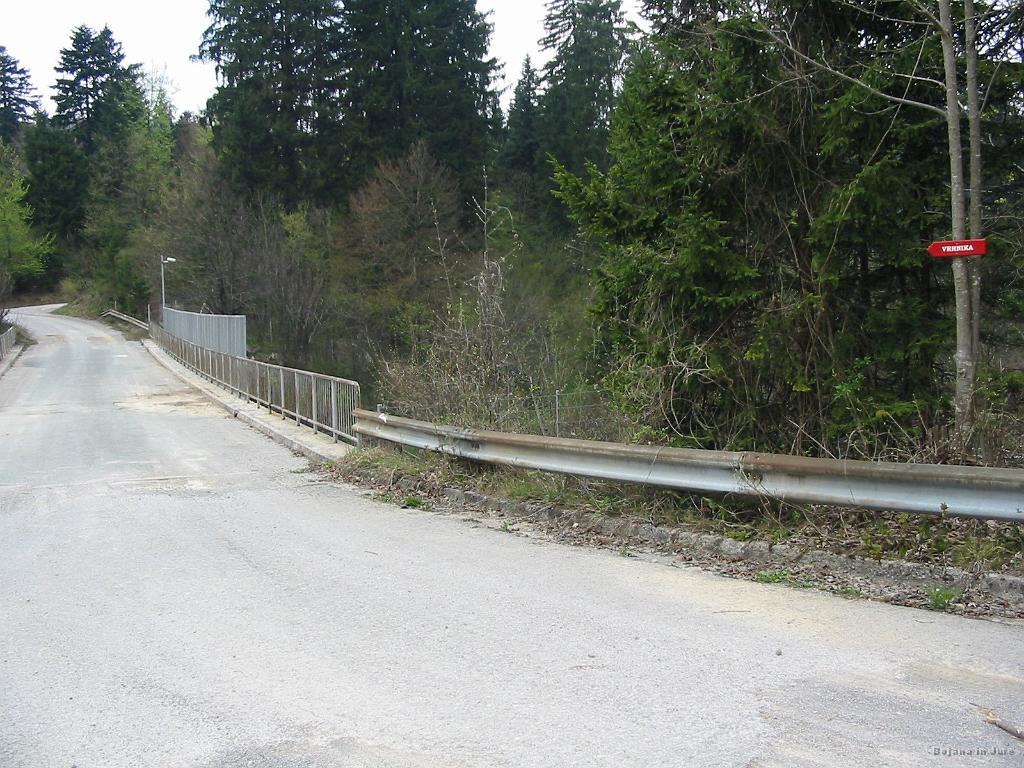 Slika_03.jpg - Prehod čez AC Vrhnika-Logatec. Desno je vidna oznaka za Vrhniko, vendar te poti še nisva prehodila.
