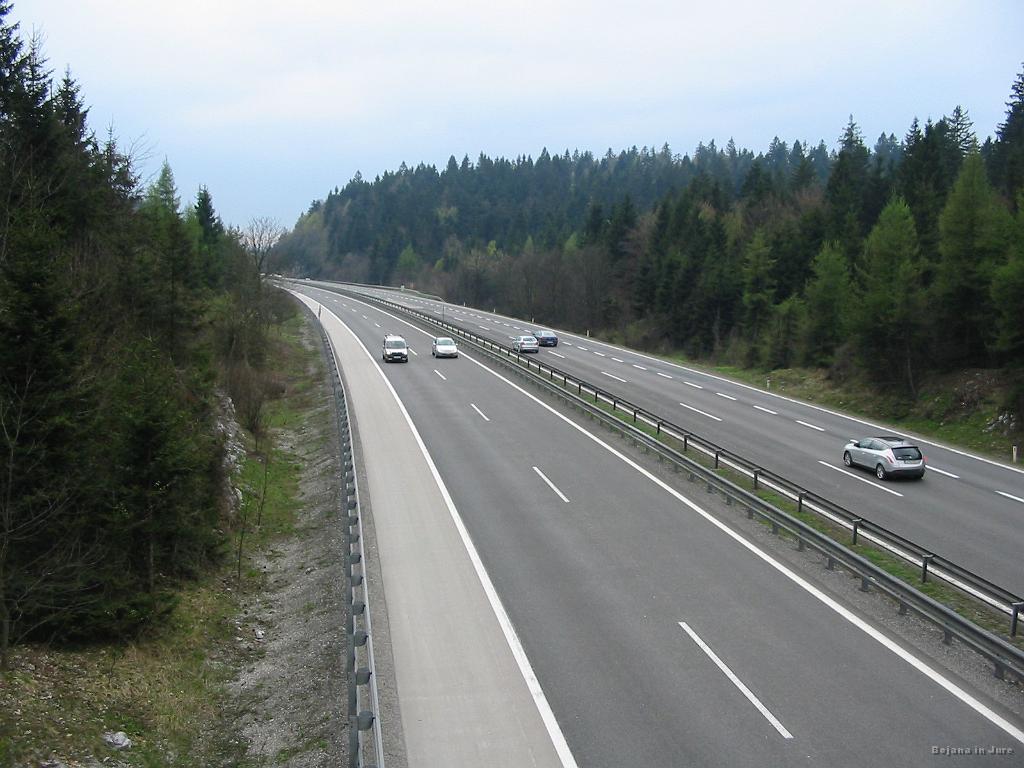 Slika_04.jpg - Dokaz, da je nedelja. Več avtov v smeri morja kot nazaj :)