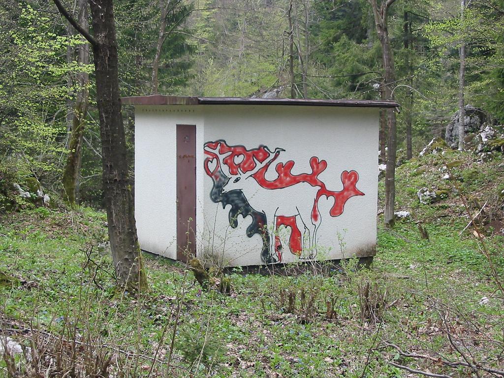 Slika_05.jpg - Sredi gozda v smeri Logatca so prav prijetno okrasili to hiško.