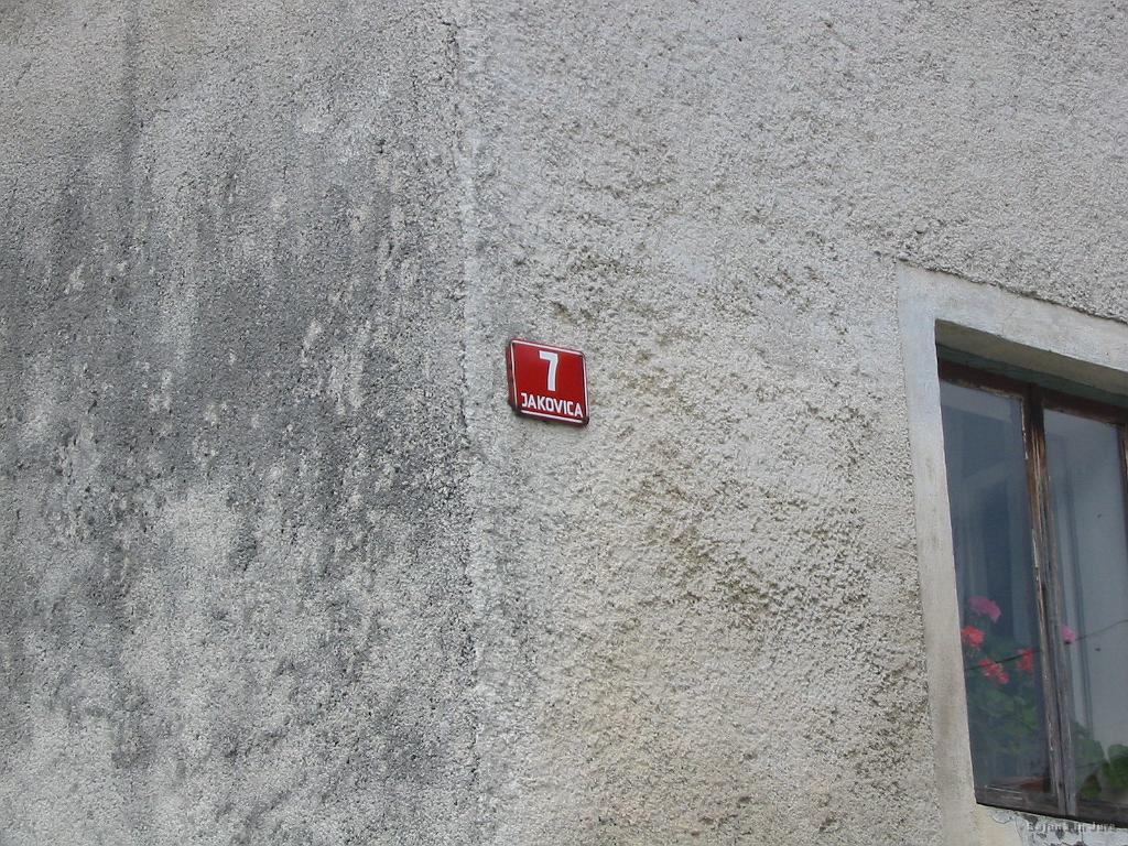 Slika_12.jpg - Sredi vasi gremo kar naprej po klancu navzgor.
