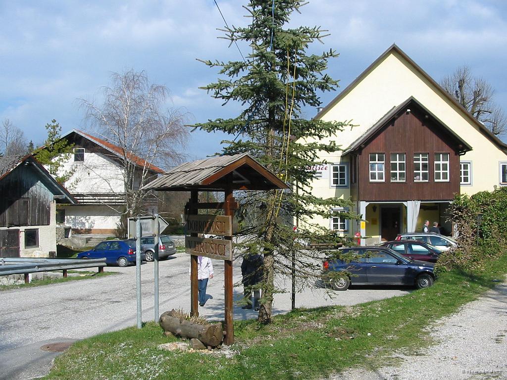 Slika_21.jpg - Desno gostilna Stara pošta. Pivo je bilo po 1.80 EUR.