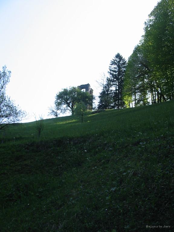 Slika_06.jpg - Povzeto po www.slovenia.info: Miklavžev turn v Labinjah.  Priljubljena izletniška točka je Miklavžev turn v Labinjah. V srednjem veku je bila na tem mestu postavljena rudarska cerkev. Danes je na tem mestu ohranjen še zvonik, ki je že v ruševinah. Po ustnem izročilu se je ohranila pripoved, da je pod ruševinami zvonika in cerkve skrit zlat zaklad in da bo strela udarila vsakogar, ki bi ga skušal odkopati. (by Bojchy): No, naši politiki deje obogatit državno blagajno :) 