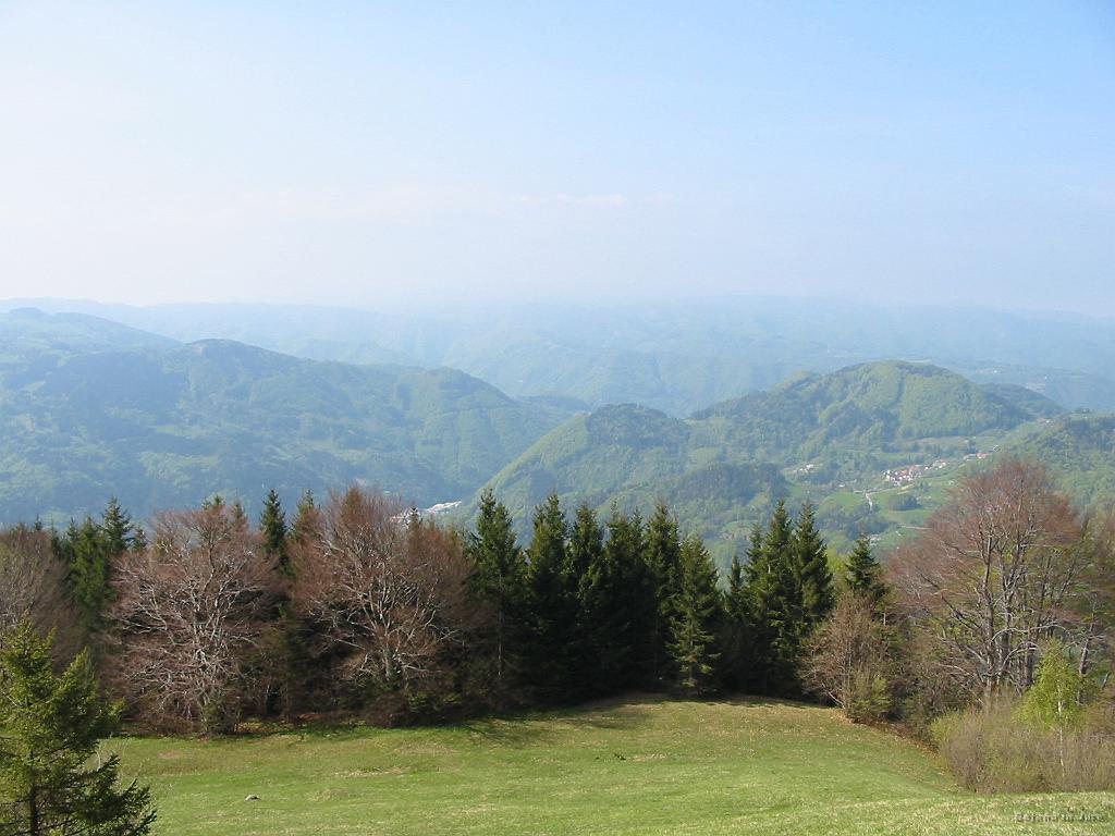 Slika_08.jpg - Labinjske lehe in pogled proti dolini. Desno se vidi Zakriž. Višina tukaj je cca. 1000 m in narava se šele prebuja.