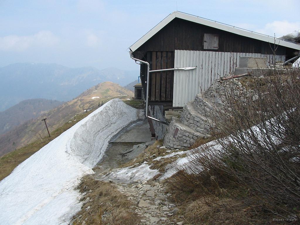 Slika_14.jpg - Spust proti koči. Snega je pred njo še slaba 2 metra in je zelo kompakten. Zasut je ravno tako vstop v rove.