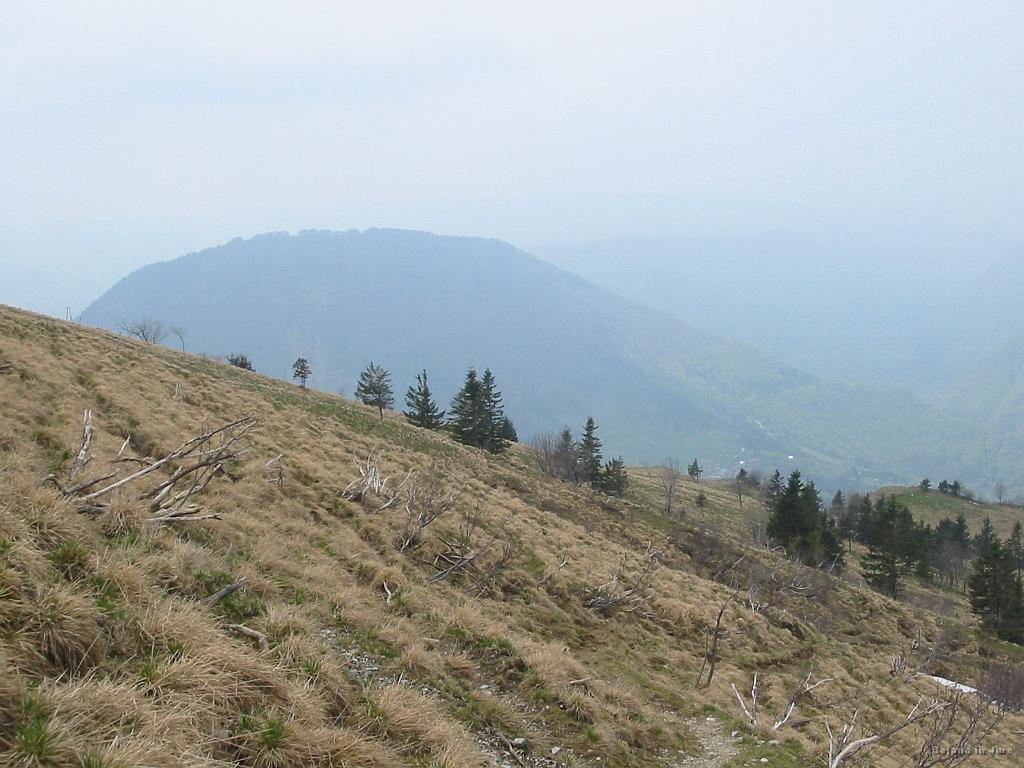 Slika_16.jpg - Pričetek spusta v smeri Jesenice. Levo je vidna Kojca (1300 m).