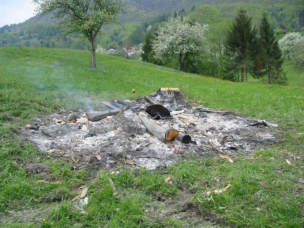 Slika_25.jpg - Še v popoldanskih urah se je kadilo iz kresa. Zmotilo najuje predvsem kaj vse so zmetali vanj. Pločevinke, stare žimnice, ... Bodo počistili?