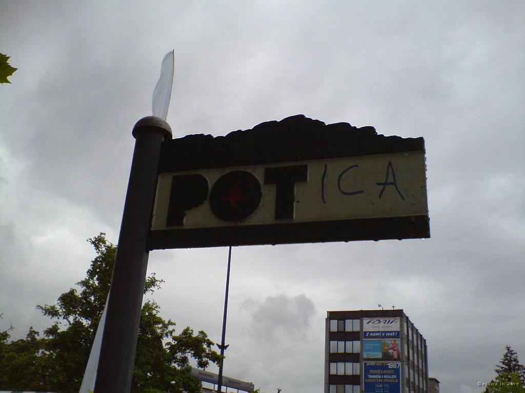 Slika_01.jpg - Oznake, ki nas vodijo po Poti. Čeprav je bil tukaj eden malce lačen :)