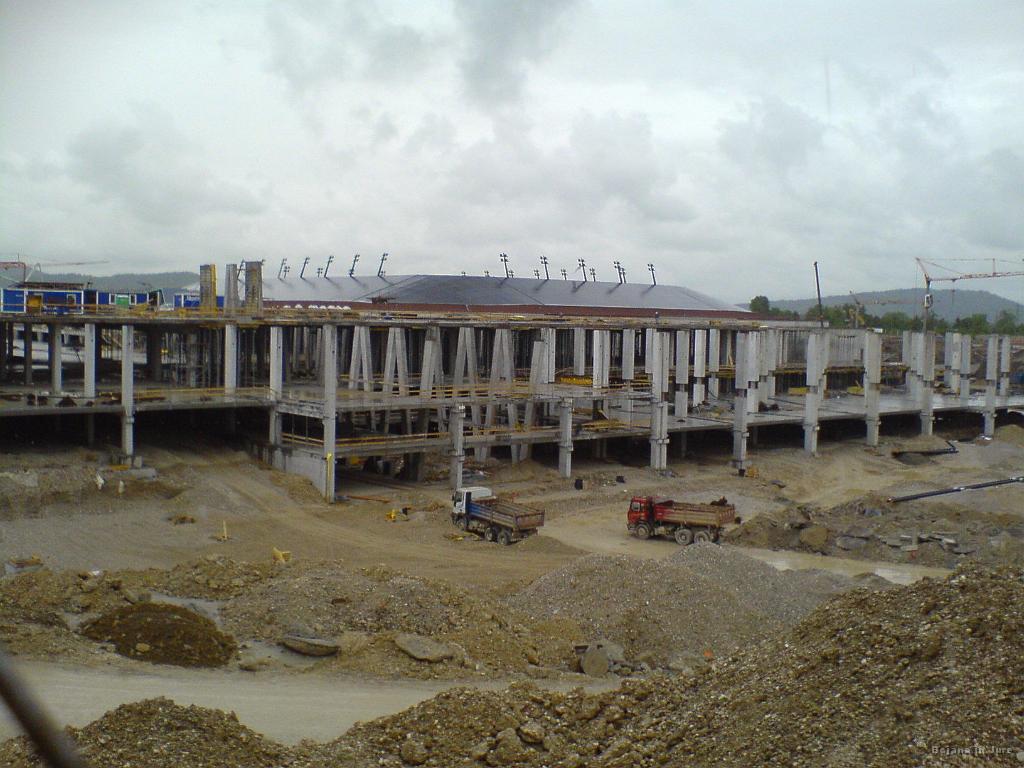 Slika_05.jpg - Grdoba od grdobe, predvsem pa gradnja brez denarne osnove! V ozadju nagravžna streha novega stadiona Stožice, v ospredju pa garažno skropucalo.